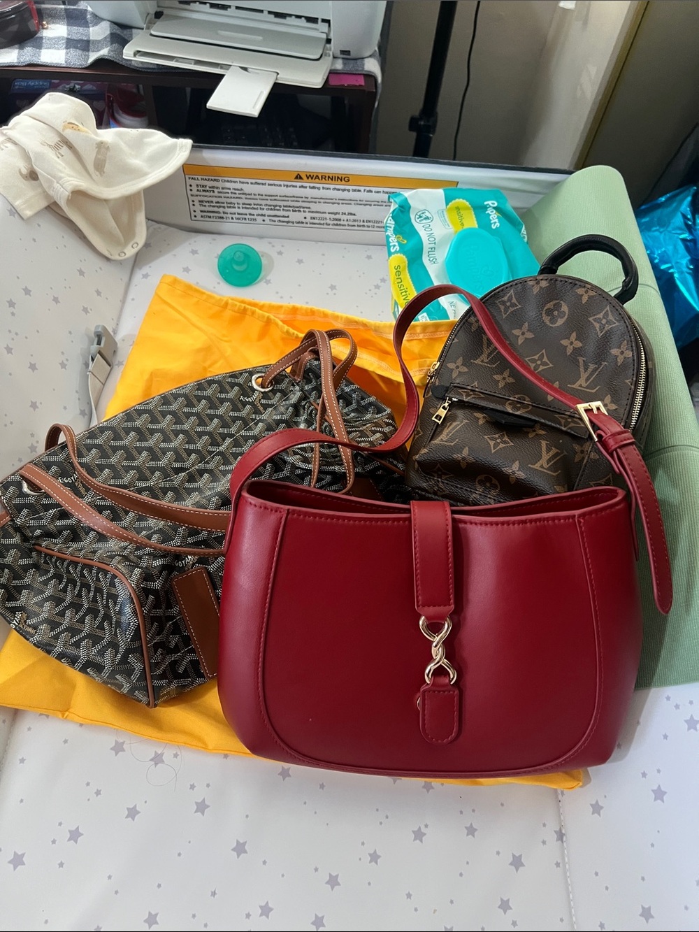 Bundle of shoulder bags, handbags